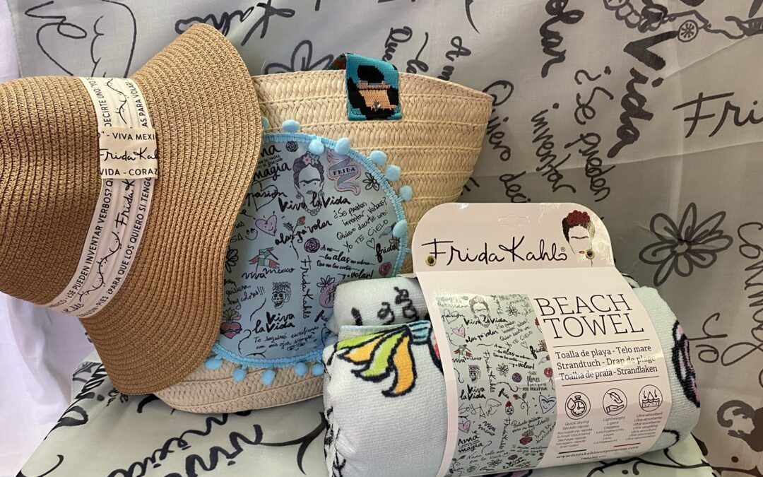 Sombreros de paja, toallas y abanicos de Frida Kalho ideales para la temporada de piscina